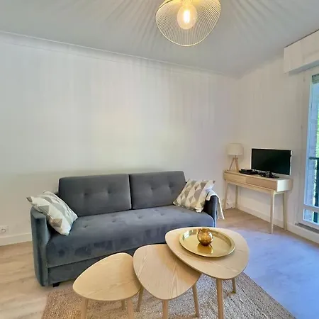 2 Pas Du Chateau - - Stationnement *